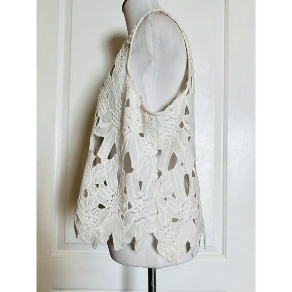 CAUTION TO THE WIND Anthropologie White Sleeveless Lace Flower Blouse Crop Top M - Picture 5 of 9
